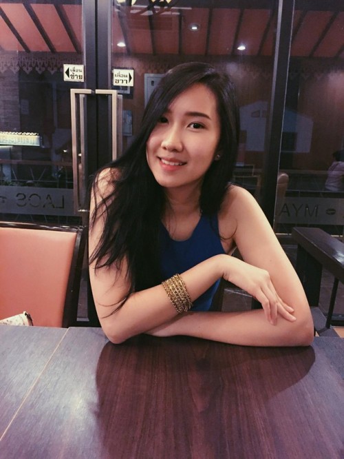 Nhan sắc mười phân vẹn mười của chị em hotgirl Lào gốc Việt