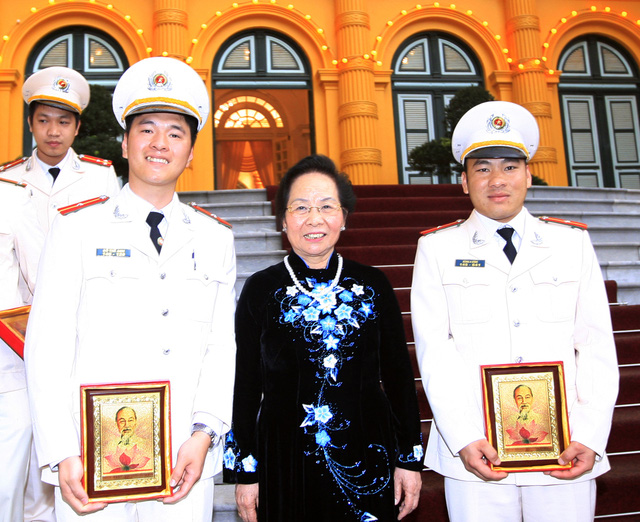 
Đỗ Thế Anh (thứ ba từ phải sang) tại buổi gặp mặt của Phó Chủ tịch nước với đại diện thanh niên tiêu biểu Quân đội và Công an (tháng 3/2016)
