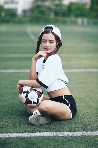 Hot girl Viet thi nhau khoe anh co vu VCK Euro 2016