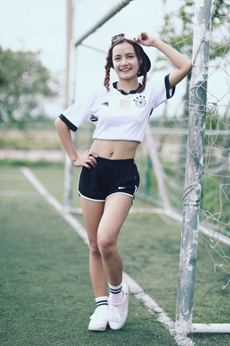 Hot girl Viet thi nhau khoe anh co vu VCK Euro 2016