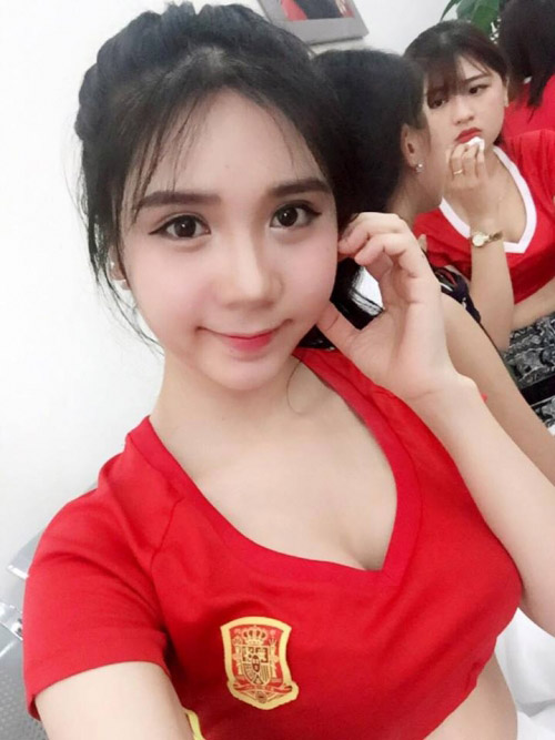 Hot girl nong bong co vu Tay Ban Nha Euro 2016 la ai?