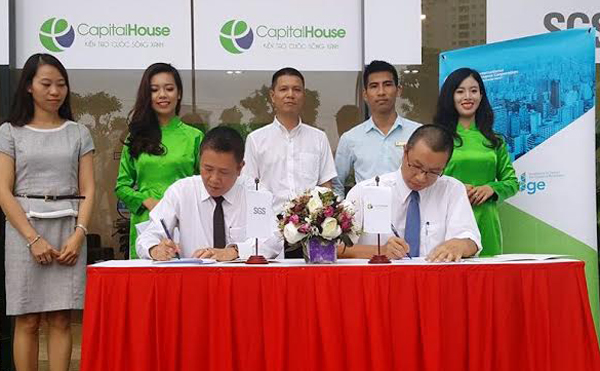  Đại diện Capital House và SGS Việt Nam ký hợp đồng đánh giá chứng nhận công trình xanh EDGE hai dự án EcoLife Capitol và EcoHome Phúc Lợi.
