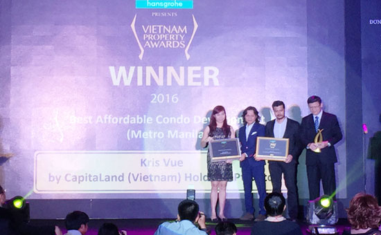 Bà Phạm Thị Minh Hiếu – Đại diện chủ đầu tư dự án The GoldView nhận giải thưởng tại hạng mục Dự án chung cư cao cấp tốt nhất Hồ Chí Minh