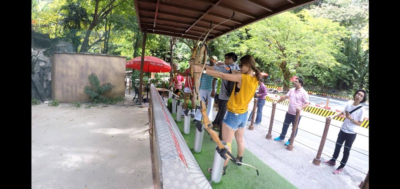 Bên cạnh đó là bắn cung, trượt ống, thám hiểm nhà ma… hay tham quan công viên lớn nhất Malaysia là Sunway Lagoon, tất cả đều khiến Khả Ngân rất vui vẻ vì được “sống thật với chính mình”.