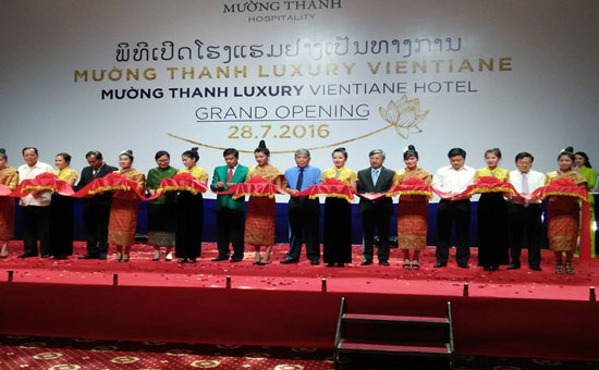 Lễ cắt băng khai trương Khách sạn Mường Thanh Luxury Vientiane.