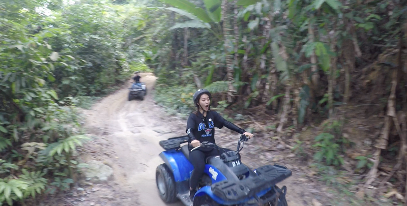 Khả Ngân hào hứng tham gia trò chơi lái xe ATV băng rừng mạo hiểm nổi tiếng ở Kuala Lumpur. “Nhờ sự hướng dẫn của các anh chị người Malaysia mà Ngân đã tự tin điều khiển xe khám phá rừng. Chạy đến cuối rừng thì còn được gặp một con suối cực kỳ ấn tượng” – nữ diễn viên trẻ chia sẻ.