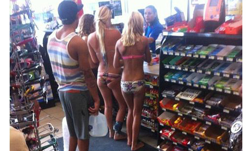 Nhức mắt cảnh 3 gái trẻ diện bikini hở bạo đi mua đồ