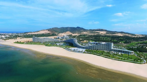 Khách sạn FLC Luxury Hotel Quy Nhơn uốn lượn trên chiều dài gần 1 km được tổ chức Property Report bình chọn là khách sạn có kiến trúc độc đáo nhất Việt Nam năm 2016