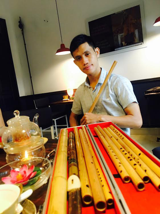
Phạm Anh Tuấn và niềm đam mê với cây sáo trúc dân tộc.
