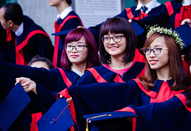 
Linh vừa tốt nghiệp loại giỏi ngành Kinh tế quốc tế trường ĐH Ngoại thương, nhưng cô quyết định học lên cao hơn với chuyên ngành Cờ vây tại Hàn Quốc.
