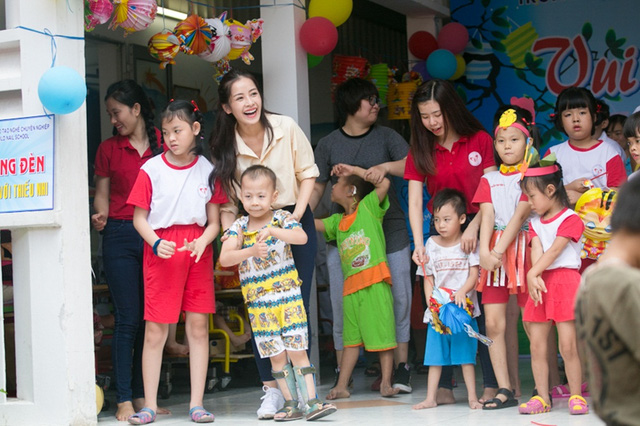 Chi Pu đón Trung thu cùng 150 trẻ khuyết tật