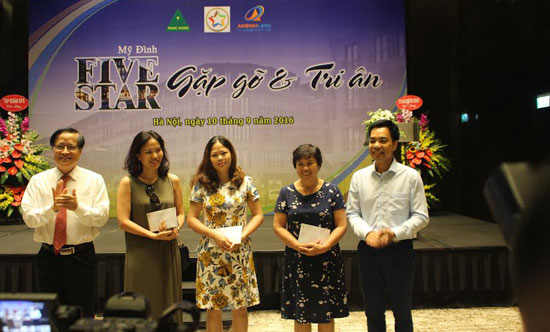 Ông Phạm Thành Công - Chủ tịch Tập đoàn GFS trao quà cho những khách hàng may mắn.