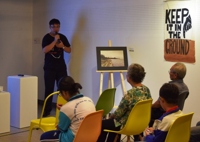 Cậu học trò Quách Vĩnh Tường giới thiệu về bộ ảnh tại triển lãm