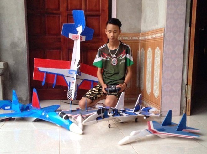 Hoc sinh che mo hinh Su-37: "Khong phai mua ve la bay duoc"