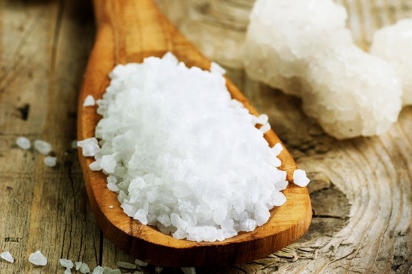 Tắm với muối thô giúp kích thích hoạt động của mạch máu dưới da, tăng cường hiệu quả giảm cân