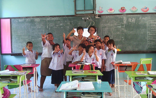 Phương Thảo và lớp học của em tại Thái Lan khi tham gia công tác dạy học tình nguyện.