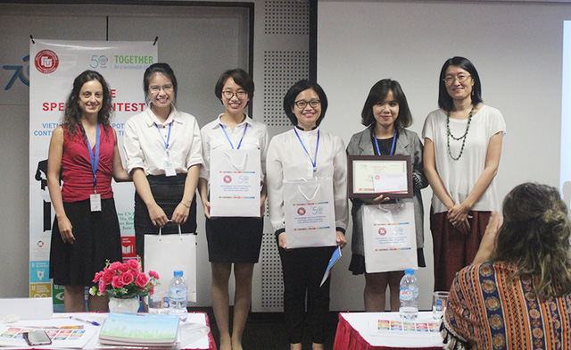 Nhóm của Phương Thảo chiến thắng cuộc thi hùng biện do UNIDO và Đại học Ngoại Thương tổ chức.