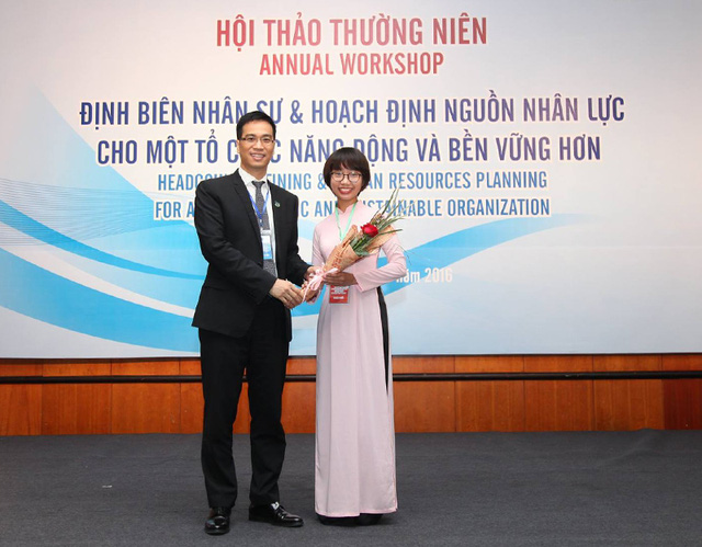 Thảo nhận hoa từ Hiệp hội nhân sự Việt Nam nhân sự kiện chiến thắng cuộc thi viết luận