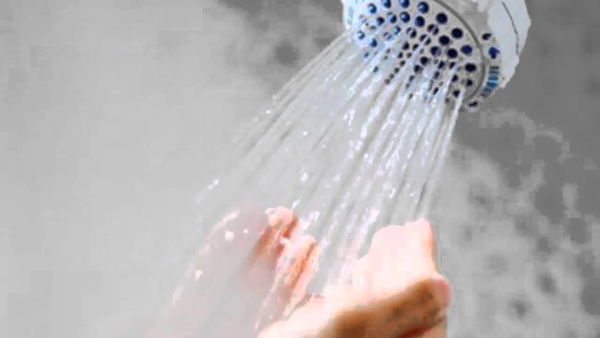 Nếu tắm với nước nóng 40 độ trong 10 phút, bạn sẽ tiêu hao khoảng 200 calo, tương đương 100 lần nhảy dây.