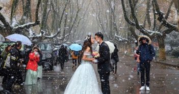 Co ro trong tuyết lạnh để chụp ảnh cưới đẹp tuyệt vời