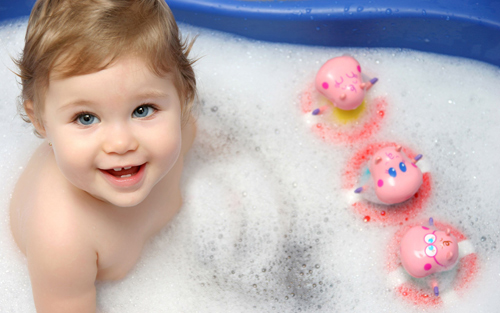 Những lỗi khi bố mẹ tắm cho con có thể khiến trẻ mất mạng