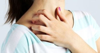 Ai cũng nên biết kiểm tra những dấu hiệu bất thường này trên da