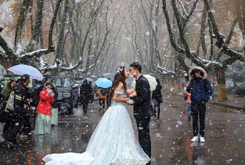 Co ro trong tuyết lạnh để chụp ảnh cưới đẹp tuyệt vời